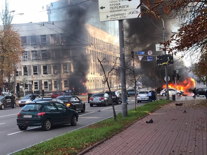 Các đám cháy trên đường phố thủ đô Kiev sau vụ tập kích ngày 10/10. Ảnh: Twitter/Nicole Grajewski.