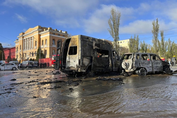 Lực lượng cứu hộ tại hiện trường một vụ tấn công ở Kiev ngày 10/10. Ảnh: AP.