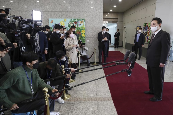 Tổng thống Hàn Quốc Yoon Suk-yeol (phải) trả lời truyền thông tại văn phòng tổng thống ở thủ đô Seoul, ngày 11/10. Ảnh: AP.