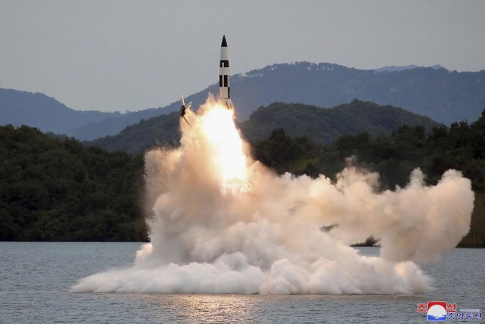 Một tên lửa được Triều Tiên triển khai trong đợt tập trận 25/9-9/10 tại một địa điểm không xác định. Ảnh: KCNA.