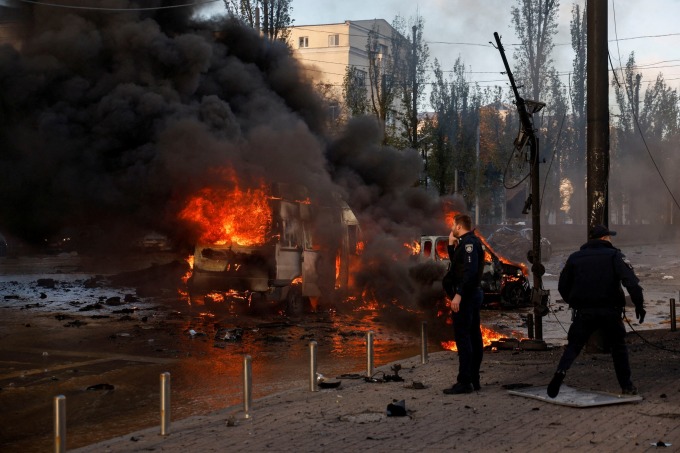 Ôtô bốc cháy sau khi trúng tên lửa Nga tập kích ở khu trung tâm thủ đô Kiev của Ukraine ngày 10/10. Ảnh: Reuters.