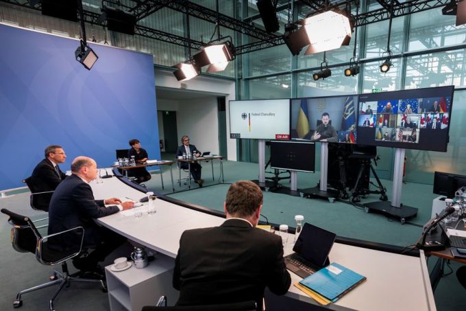 Thủ tướng Đức Olaf Scholz dự họp trực tuyến các lãnh đạo G7 tại Berlin ngày 11/10, với Tổng thống Ukraine Volodymyr Zelensky đang phát biểu qua màn hình. Ảnh: Reuters.