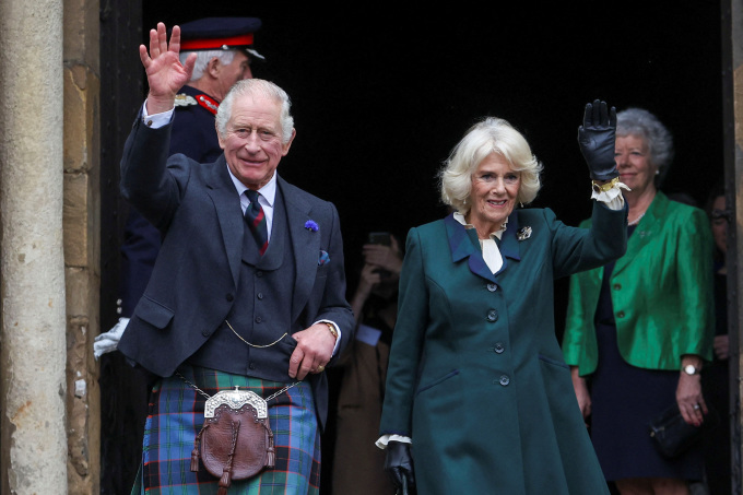 Vua Charles III và Vương hậu Camilla trong buổi lễ nâng cấp Dufermline lên thành phố ở Dunfermline, Scotland, ngày 3/10. Ảnh: Reuters.