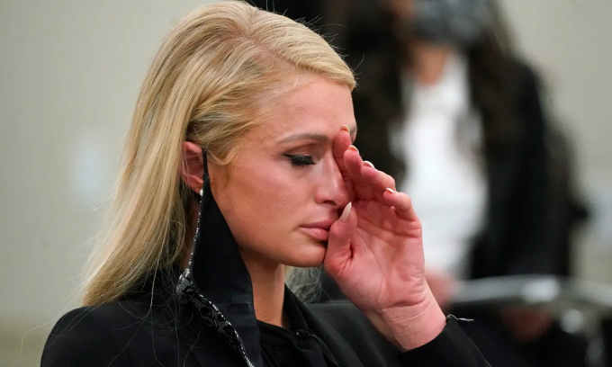 Paris Hilton ra toàn làm chứng trong phiên tòa xét xử ngôi trường ở Utah năm 2021. Ảnh: AP
