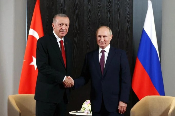 Tổng thống Erdogan (trái) và Tổng thống Putin trong cuộc gặp tại Uzbekistan, ngày 16/9. Ảnh: AFP