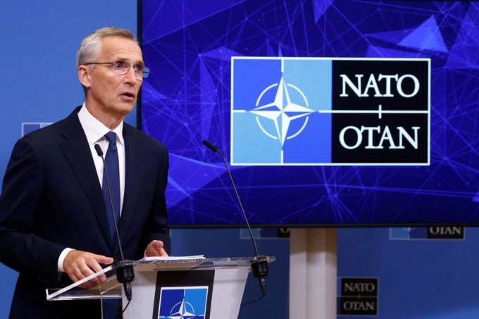 Tổng thư ký NATO Jens Stoltenberg họp báo tại cuộc họp bộ trưởng quốc phòng các nước thành viên liên minh ở Brussels, Bỉ, ngày 11/10. Ảnh: Reuters.