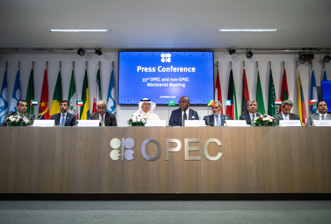 Đại diện các quốc gia thành viên OPEC tại cuộc họp báo ở Vienna, Áo, ngày 5/10. Ảnh: AFP.