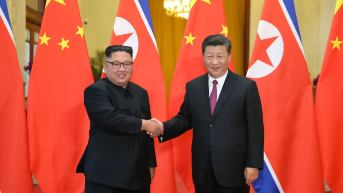 Chủ tịch Triều Tiên Kim Jong-un (trái) bắt tay Chủ tịch Trung Quốc Tập Cận Bình tại Bắc Kinh hồi năm 2018. Ảnh: AP.