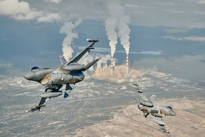 Tiêm kích F-16 tham gia cuộc diễn tập của NATO gần căn cứ không quân tại Ba Lan ngày 12/10. Ảnh: AFP.