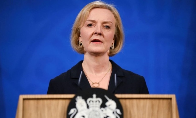 Thủ tướng Anh Liz Truss tham dự một cuộc họp báo ở London hôm 14/10. Ảnh: Reuters.