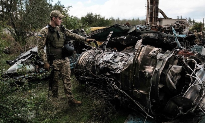 Xác một máy bay Nga tại thị trấn Lyman thuộc vùng Donetsk, miền đông Ukraine. Ảnh: AFP.