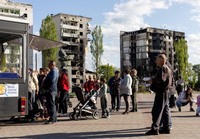 Người dân xếp hàng nhận đồ ăn ở Borodyanka ngoại ô Kiev, Ukraine, hôm 16/5. Ảnh: Reuters.