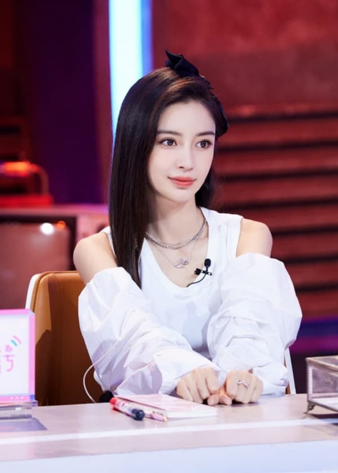 Ngã ngửa trước diện mạo trông như bà thím của Angelababy, nhan sắc nữ thần còn đâu - 7