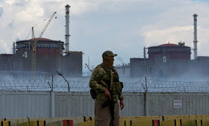 Binh sĩ Nga bên ngoài nhà máy hạt nhân Zaporizhzhia, miền nam Ukraine, hồi đầu tháng 8. Ảnh: Reuters.