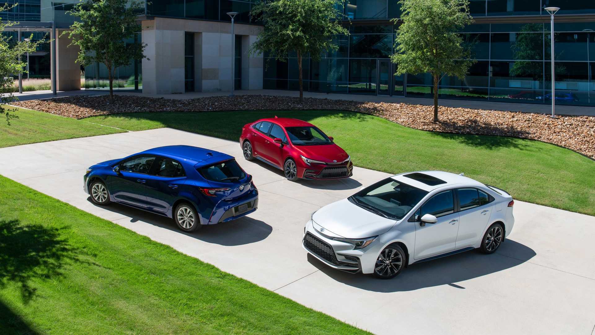 Xe bán chạy nhất thế giới Toyota Corolla nâng cấp nhẹ, giảm giá bản hybrid - Ảnh 2.