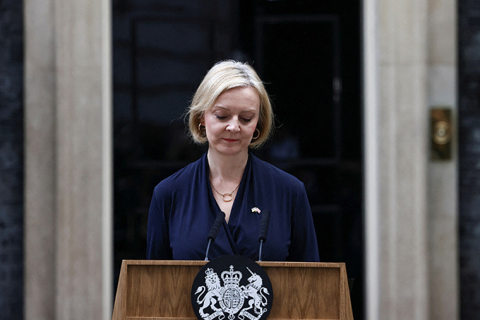 Thủ tướng Anh Liz Truss phát biểu từ chức trước Văn phòng Thủ tướng ở Số 10 Phố Downing, London ngày 20/10. Ảnh: Reuters.