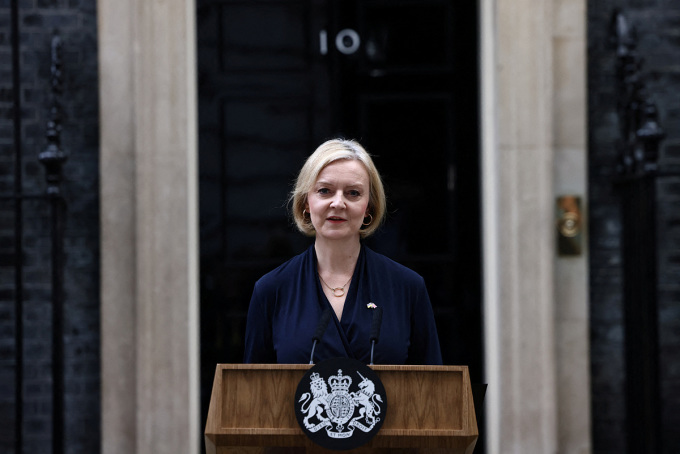 Thủ tướng Anh Liz Truss phát biểu từ chức trước Văn phòng Thủ tướng ở Số 10 Phố Downing, London ngày 20/10. Ảnh: Reuters.