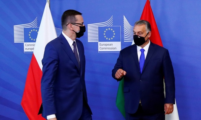 Thủ tướng Ba Lan Mateusz Morawiecki (trái) và Thủ tướng Hungary Viktor Orban ở Brussels, Bỉ, hồi tháng 9/2020. Ảnh: Reuters.