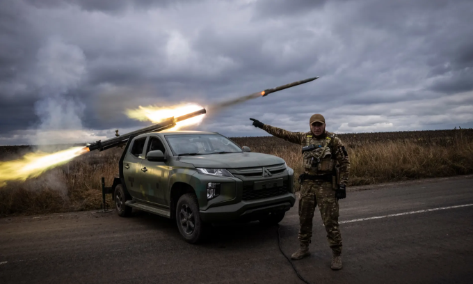 Thành viên đội trinh sát Ukraine khai hỏa rocket từ bệ phóng sau xe bán tải ở làng Dudchany. Ảnh: Guardian.