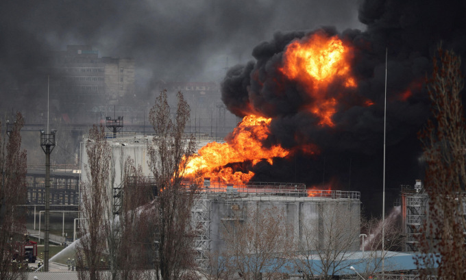 Cơ sở lọc dầu tại thành phố Odessa, miền nam Ukraine, trúng tên lửa hồi tháng 4. Ảnh: Reuters.