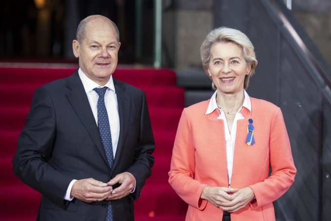 Thủ tướng Đức Olaf Scholz (trái) và Chủ tịch Ủy ban châu Âu Ursula von der Leyen tại hội nghị quốc tế về tái thiết Ukraine ở Berlin hôm nay. Ảnh: AP.