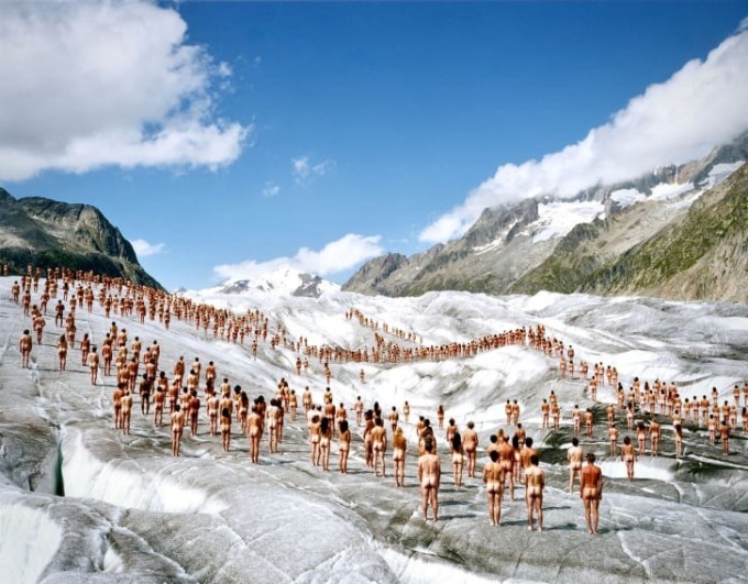 Một dự án ảnh khỏa thân của nghệ sĩ Spencer Tunick ở sông băng Thụy Sĩ. Ảnh: Spencer Tunick