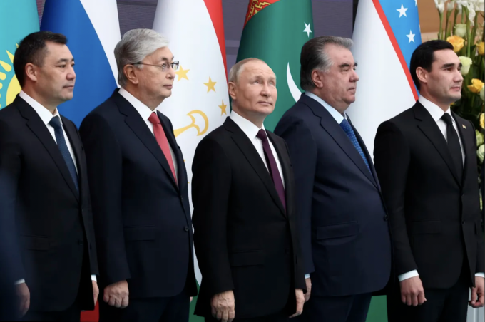 Tổng thống Nga Vladimir Putin cùng lãnh đạo các nước Kyrgyzstan, Kazakhstan, Tajikistan và Turkmenistan tại hội nghị thượng đỉnh ở Astana, Kazakhstan, on Oct. 14 ngày 14/10. Ảnh: AP.