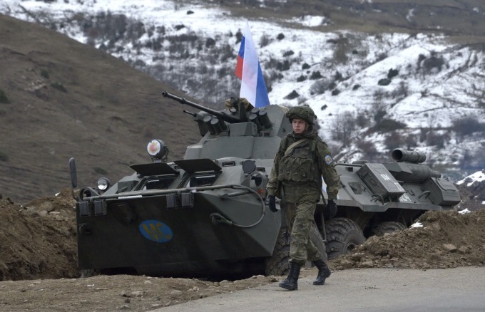 Lính gìn giữ hòa bình Nga làm nhiệm vụ tại chốt kiểm soát vùng Nagorno-Karabakh, khu vực tranh chấp giữa Azerbaijan và Armenia, vào tháng 11/2020. Ảnh: AFP.