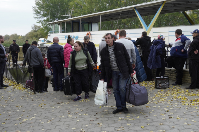 Người dân sơ tán khỏi Kherson, miền nam Ukraine, hôm 25/10. Ảnh: AFP.