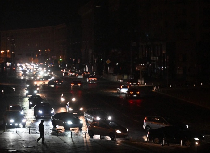 Một góc phố Khreshchatyk ở thủ đô Kiev bị mất điện hôm 24/10. Ảnh: AFP.