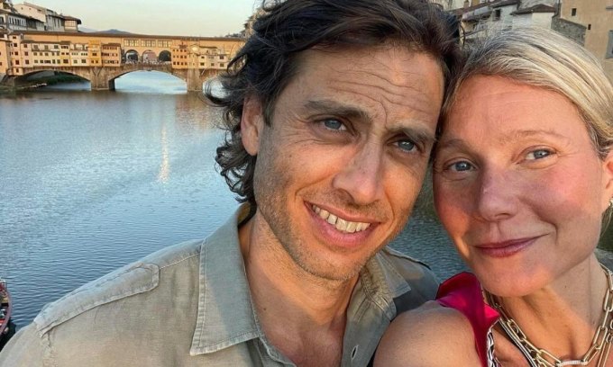 Gwyneth Paltrow (phải) và chồng Brad Falchuk đi chơi năm 2021. Ảnh: Instagram Gwyneth Paltrow