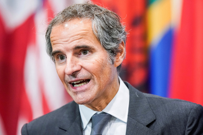 Tổng giám đốc IAEA Rafael Mariano Grossi phát biểu với truyền thông sau cuộc họp của Hội đồng Bảo an LHQ tại New York, Mỹ ngày 27/10. Ảnh: Reuters.