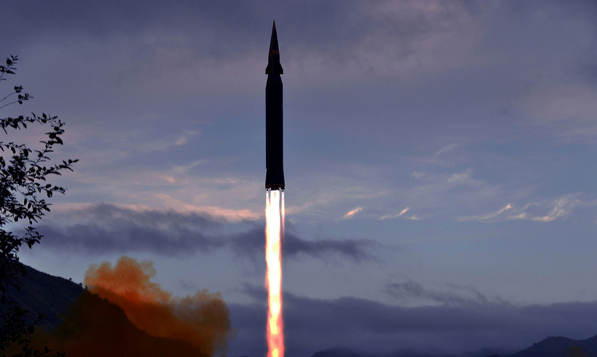 Tên lửa Hwasong-8 rời bệ phóng trong vụ thử tháng 9/2021. Ảnh: KCNA