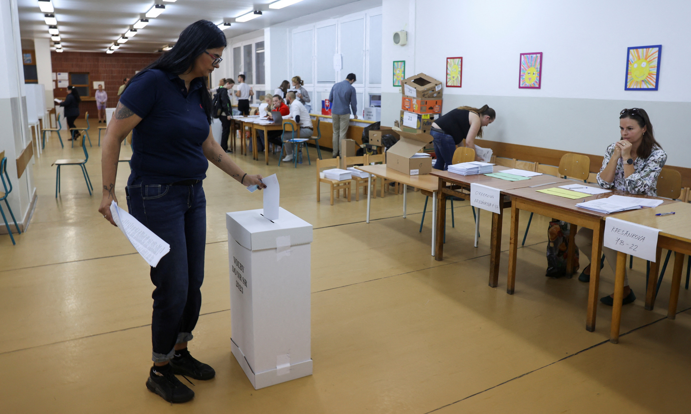 Người dân tại một điểm bầu cử ở thủ đô Bratislava của Slovakia hôm 30/9. Ảnh: Reuters