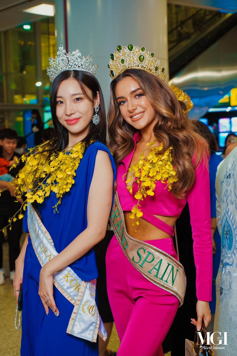 Váy áo amp;#34;không phải dạng vừaamp;#34; của dàn đối thủ Lê Hoàng Phương tại Miss Grand International 2023 - 13