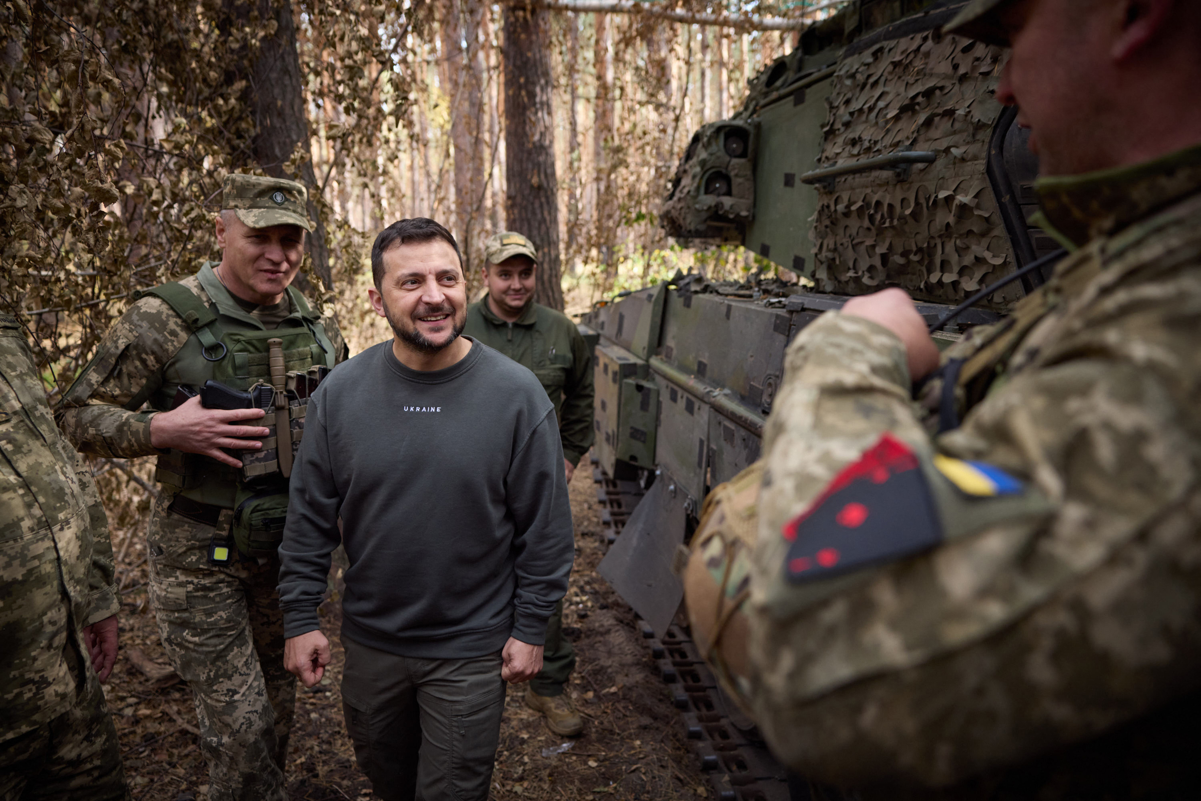 Tổng thống Volodymyr Zelensky thăm các lữ đoàn Ukraine đang chiến đấu ở mặt trận Kupyansk - Lyman, tỉnh miền đông Kharkov. Ảnh: AFP