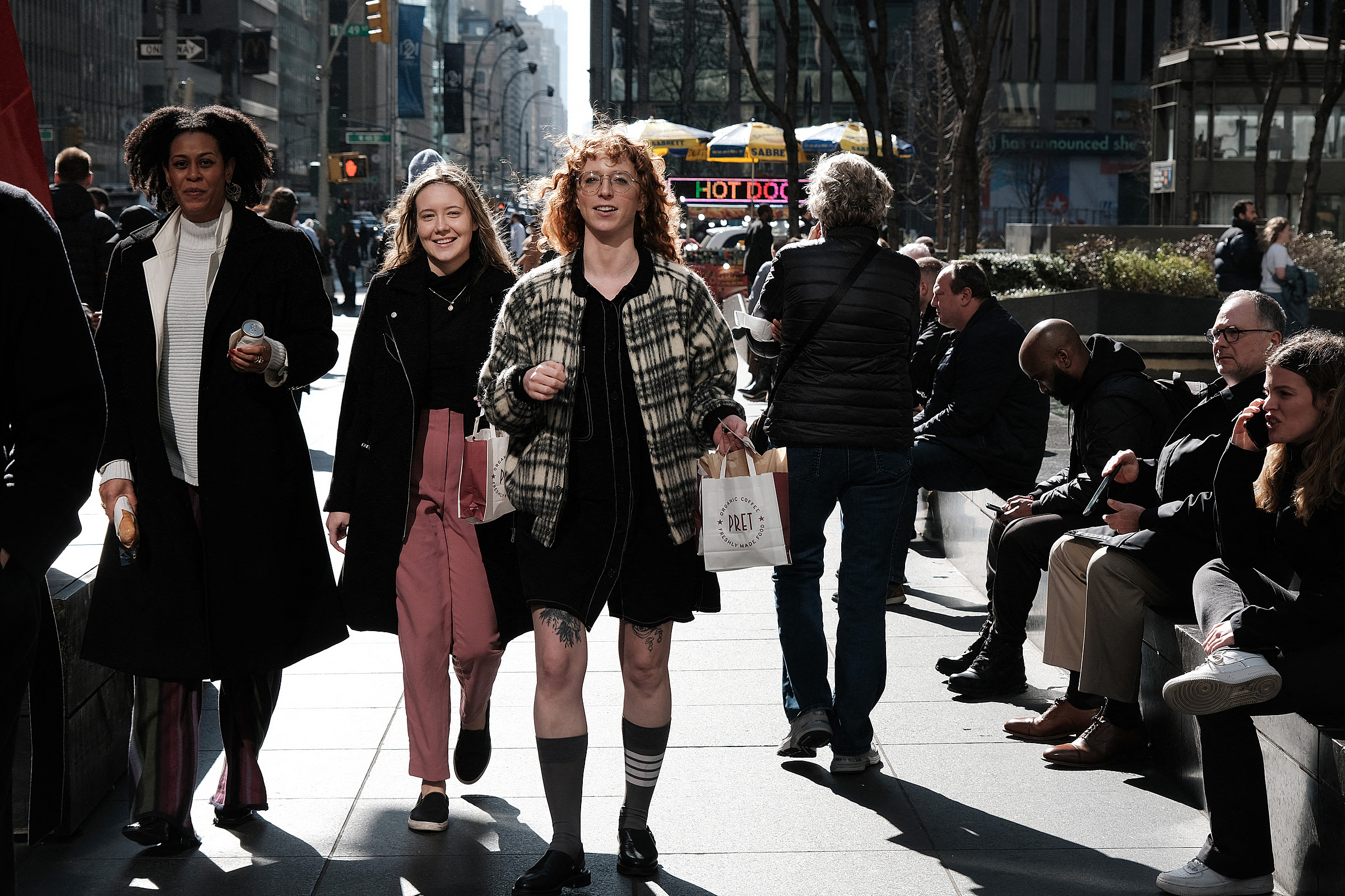 Người bộ hành ở Manhattan, New York, Mỹ, ngày 15/2. Ảnh: AFP