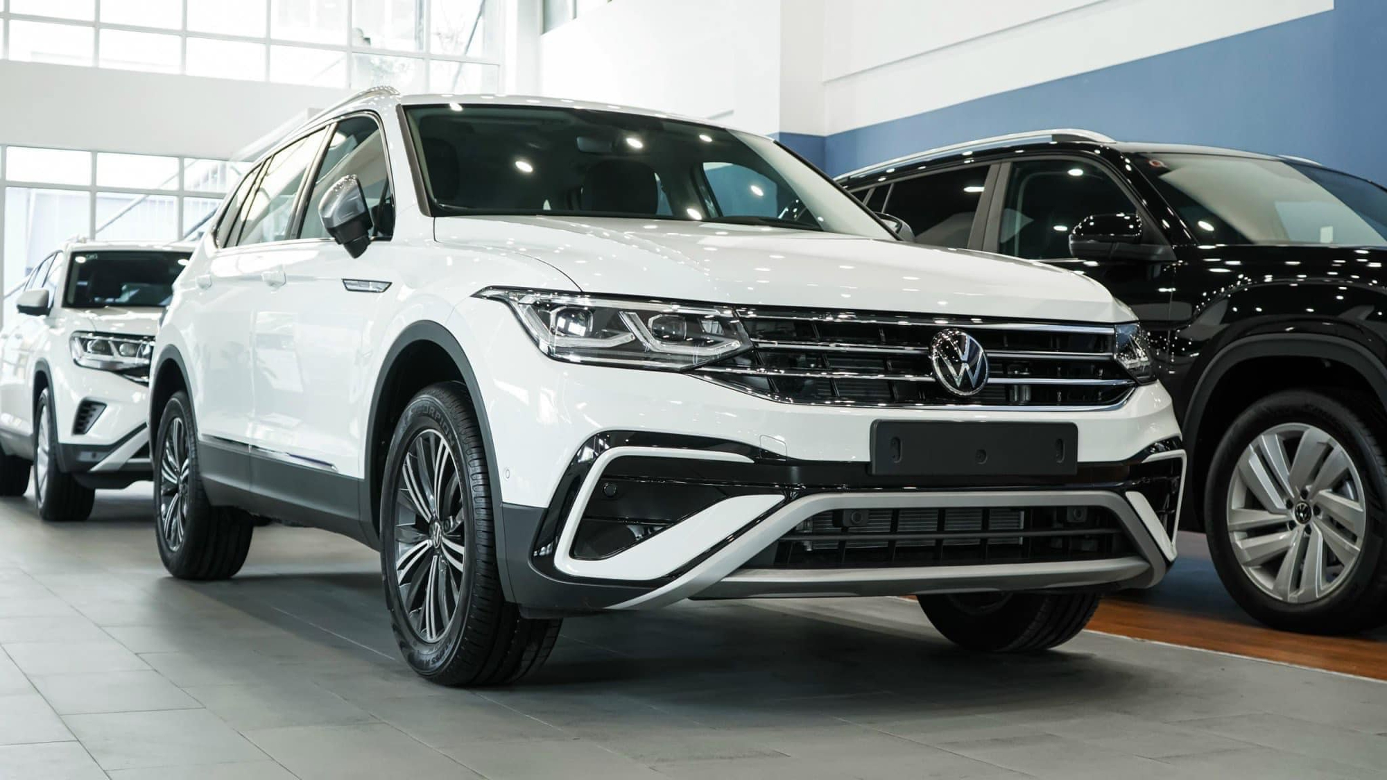 Giá Volkswagen Tiguan chạm đáy mới: Giảm kỷ lục 500 triệu, rẻ ngang Santa Fe và Sorento - Ảnh 1.