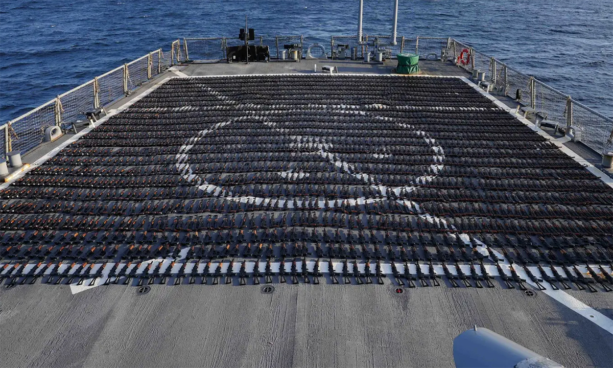 Vũ khí nghi của Iran trên boong khu trục hạm USS The Sullivans ngày 6/1. Ảnh: CENTCOM