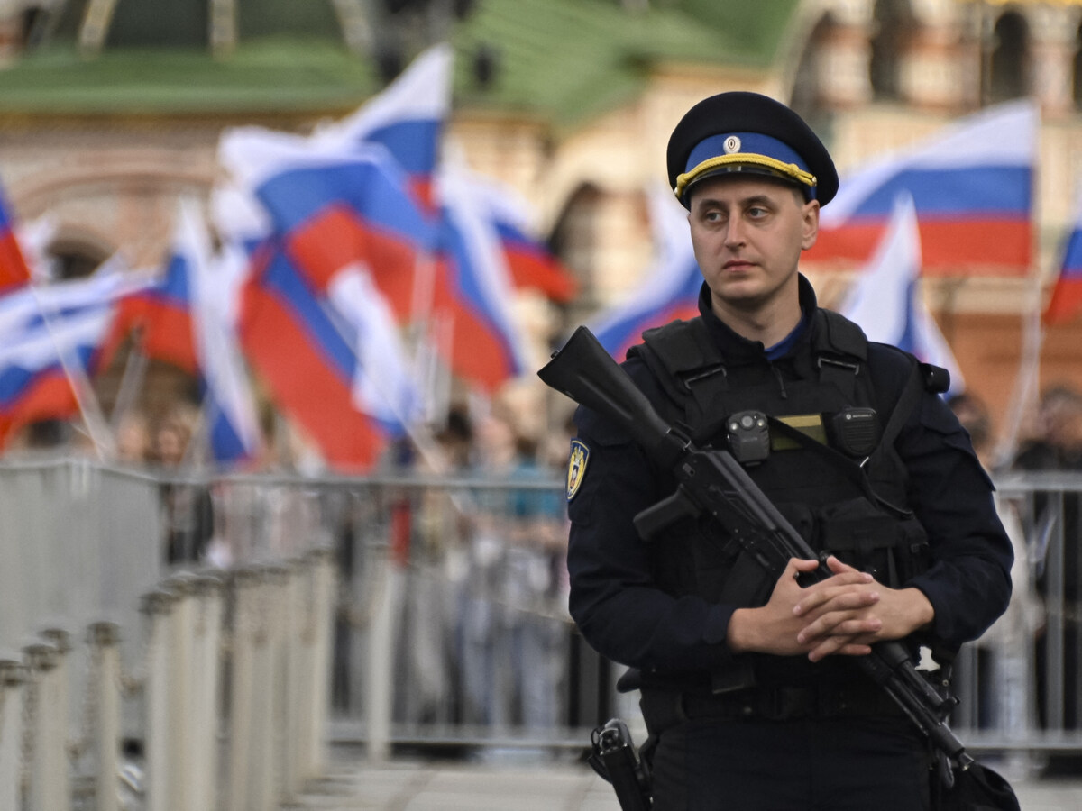 Cảnh sát đứng gác buổi hòa nhạc tại quảng trường Đỏ ở trung tâm Moskva ngày 29/9. Ảnh: AFP