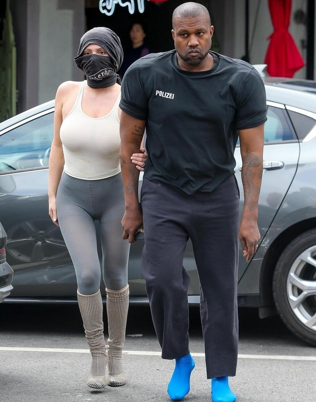 Sau khi kết hôn với Kanye West, Bianca thay đổi gu mặc, thường xuyên diện đồ bó sát lập dị. Ảnh: Backgrid