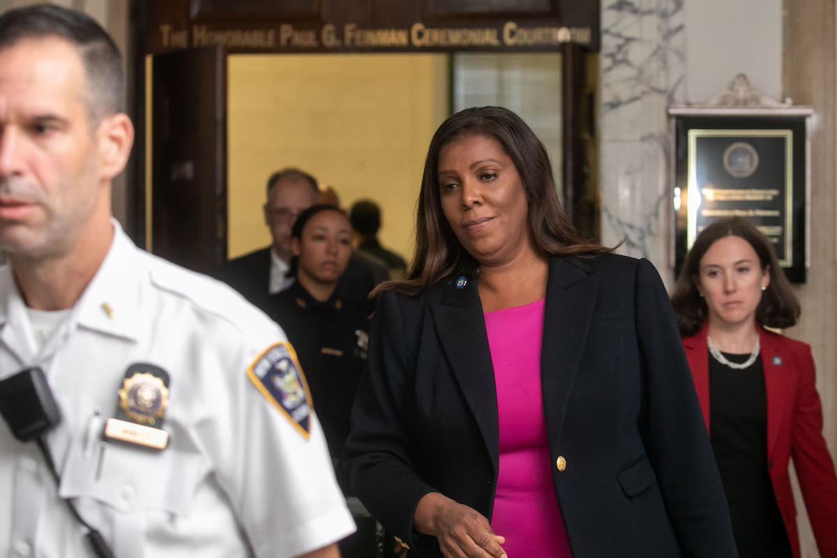 Tổng chưởng lý New York Letitia James rời phiên tòa trong tuần này. Ảnh: Bloomberg