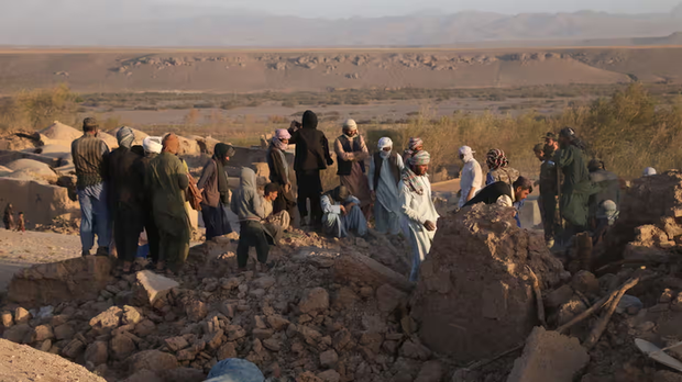 Khung cảnh hoang tàn tại Afghanistan sau trận động đất khiến hơn 2000 người thiệt mạng, nhiều ngôi làng bị san bằng - Ảnh 3.