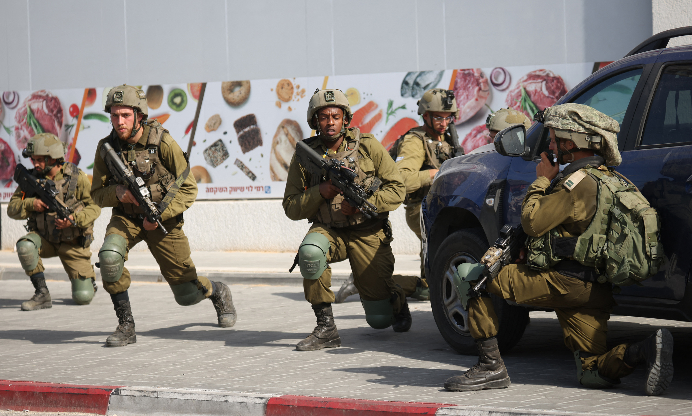 Binh sĩ Israel triển khai ở thành phố Sderot hôm 7/10. Ảnh: AFP