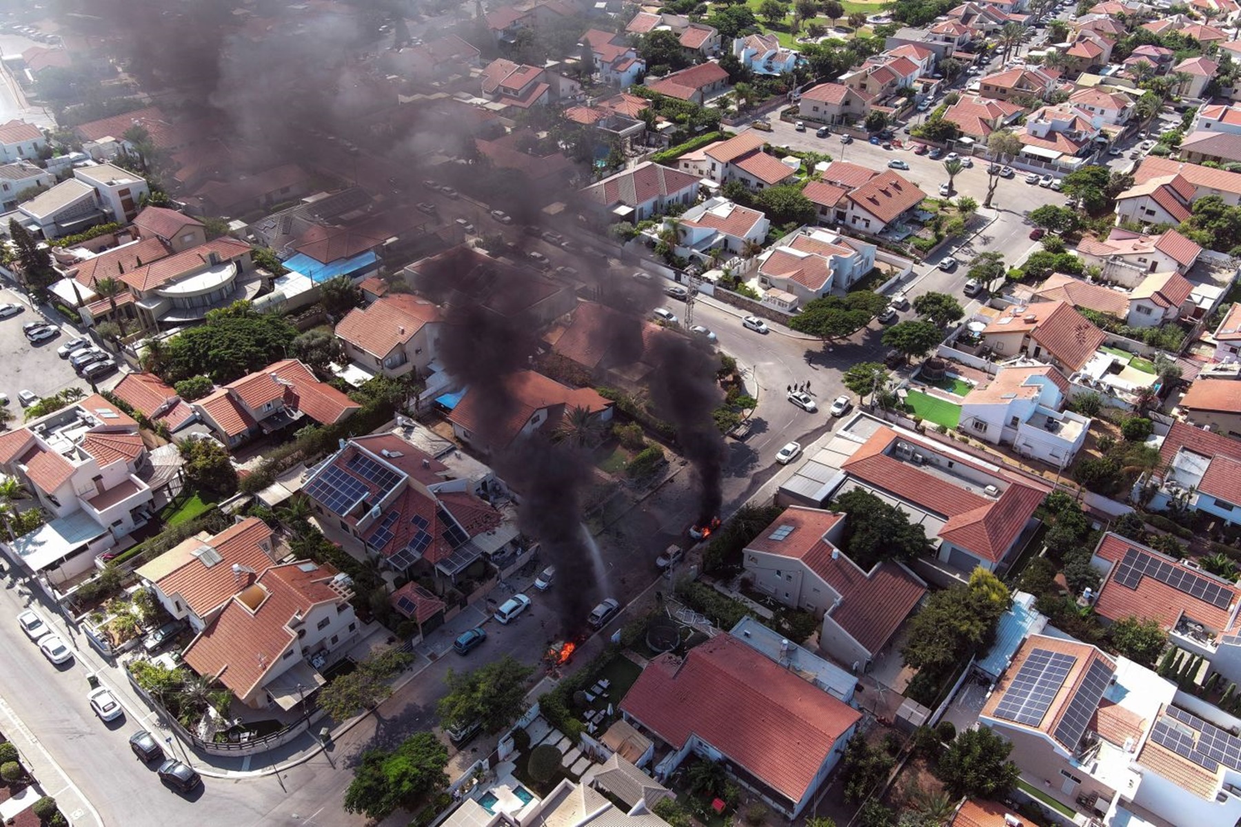 Khói bốc lên từ các phương tiên bị thiêu rụi sau cuộc tấn công bằng tên lửa của Hamas nhằm vào thành phố Ashkelon, miền nam Israel, ngày 7/10. Ảnh: Reuters