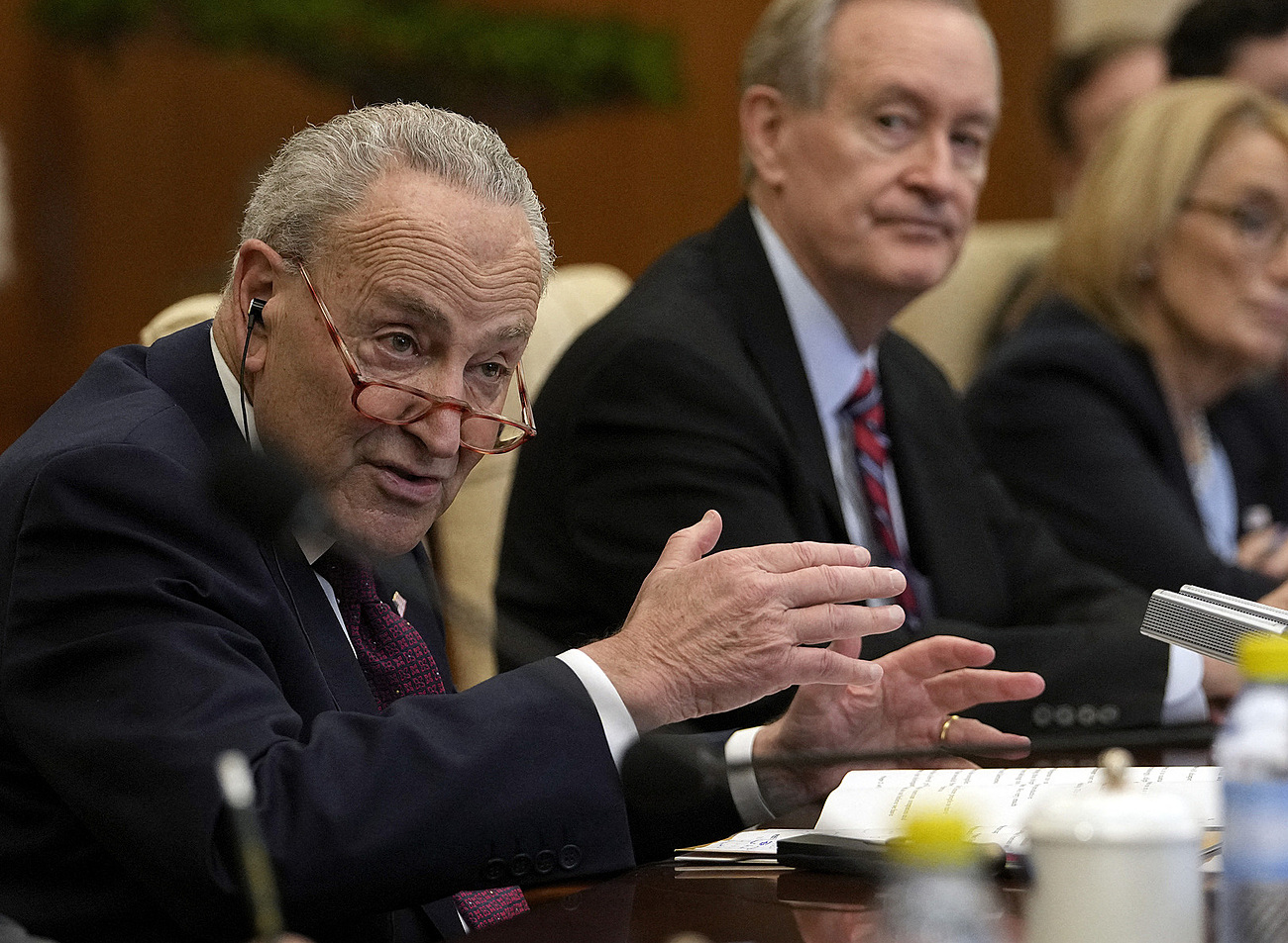 Lãnh đạo đa số phe Dân chủ tại Thượng viện Mỹ Chuck Schumer tại Nhà khách Điếu Ngư Đài ở Bắc Kinh ngày 9/10. Ảnh: AFP