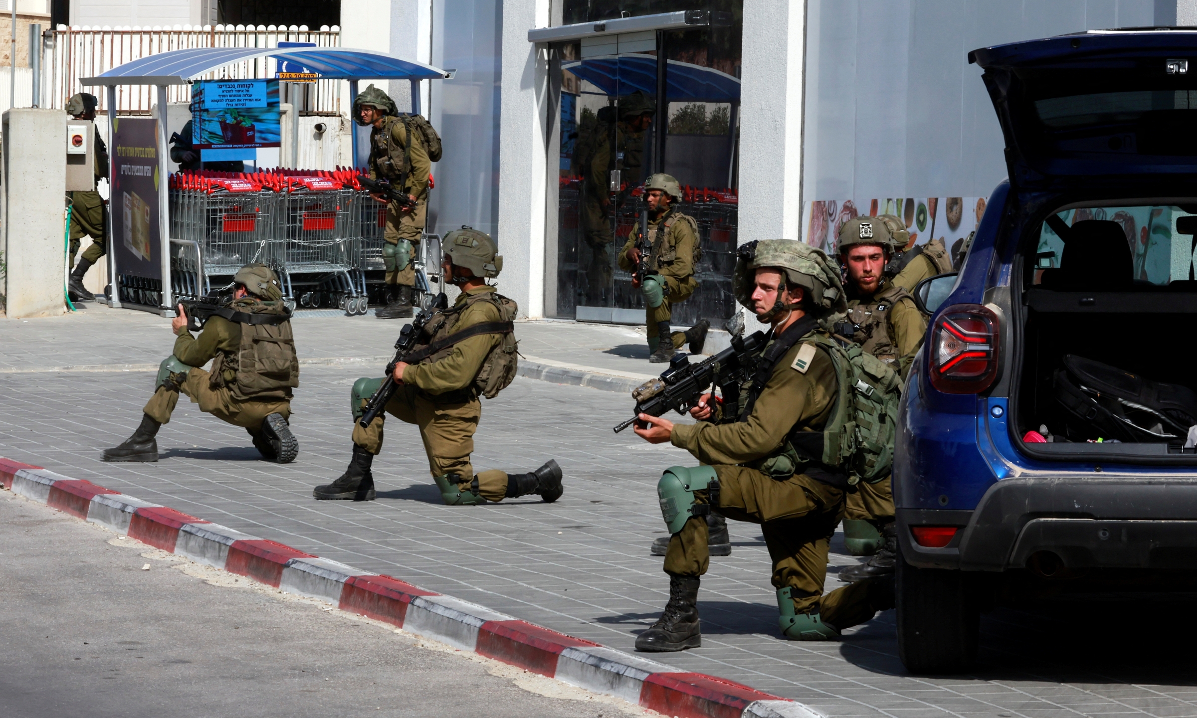 Các binh sĩ Israel triển khai lực lượng ở Sderot sau cuộc tấn công của các tay súng Hamas từ Dải Gaza hôm 7/10. Ảnh: Reuters