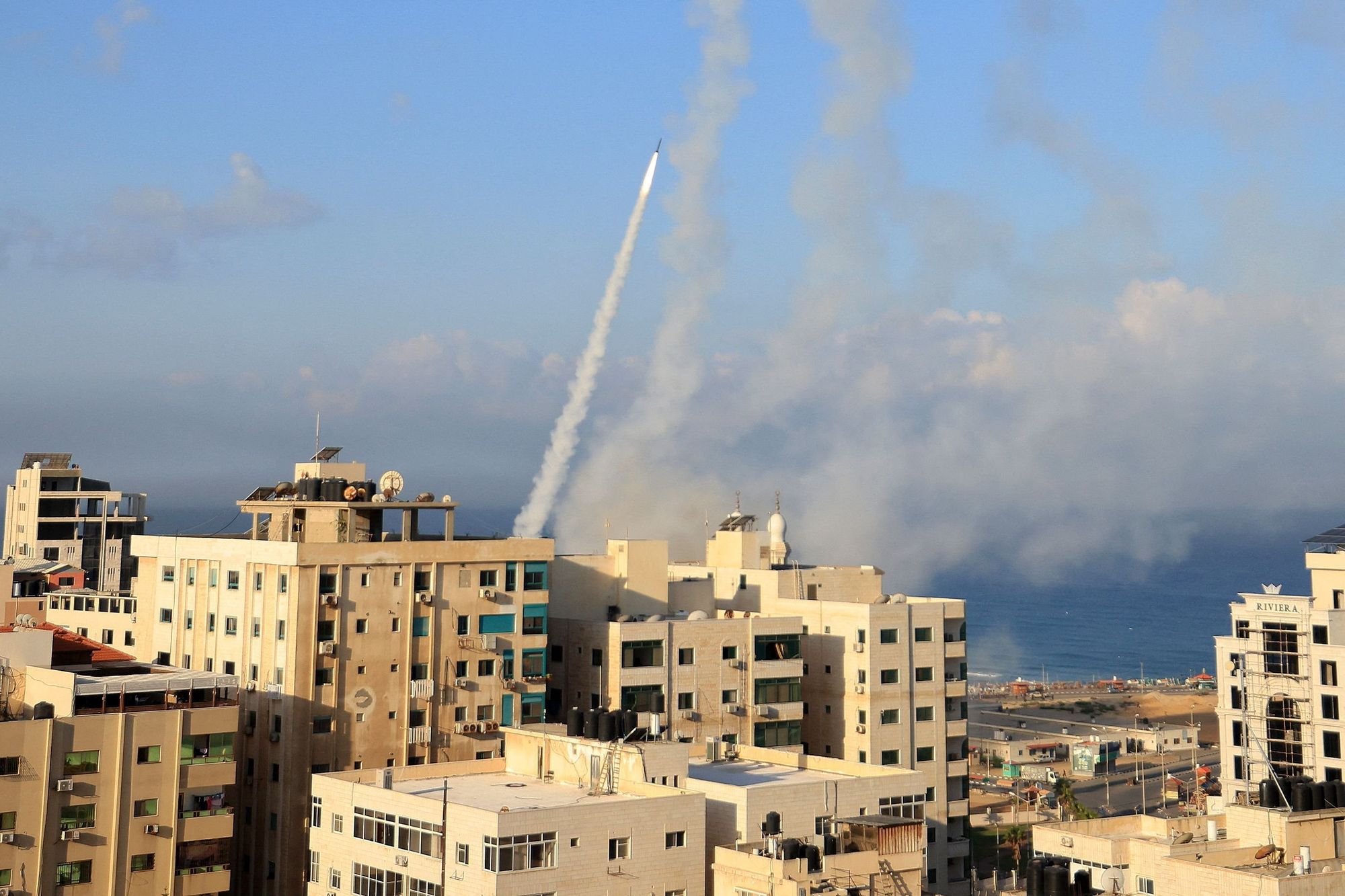 Rocket phóng từ Dải Gaza vào Israel ngày 7/10. Ảnh: AFP