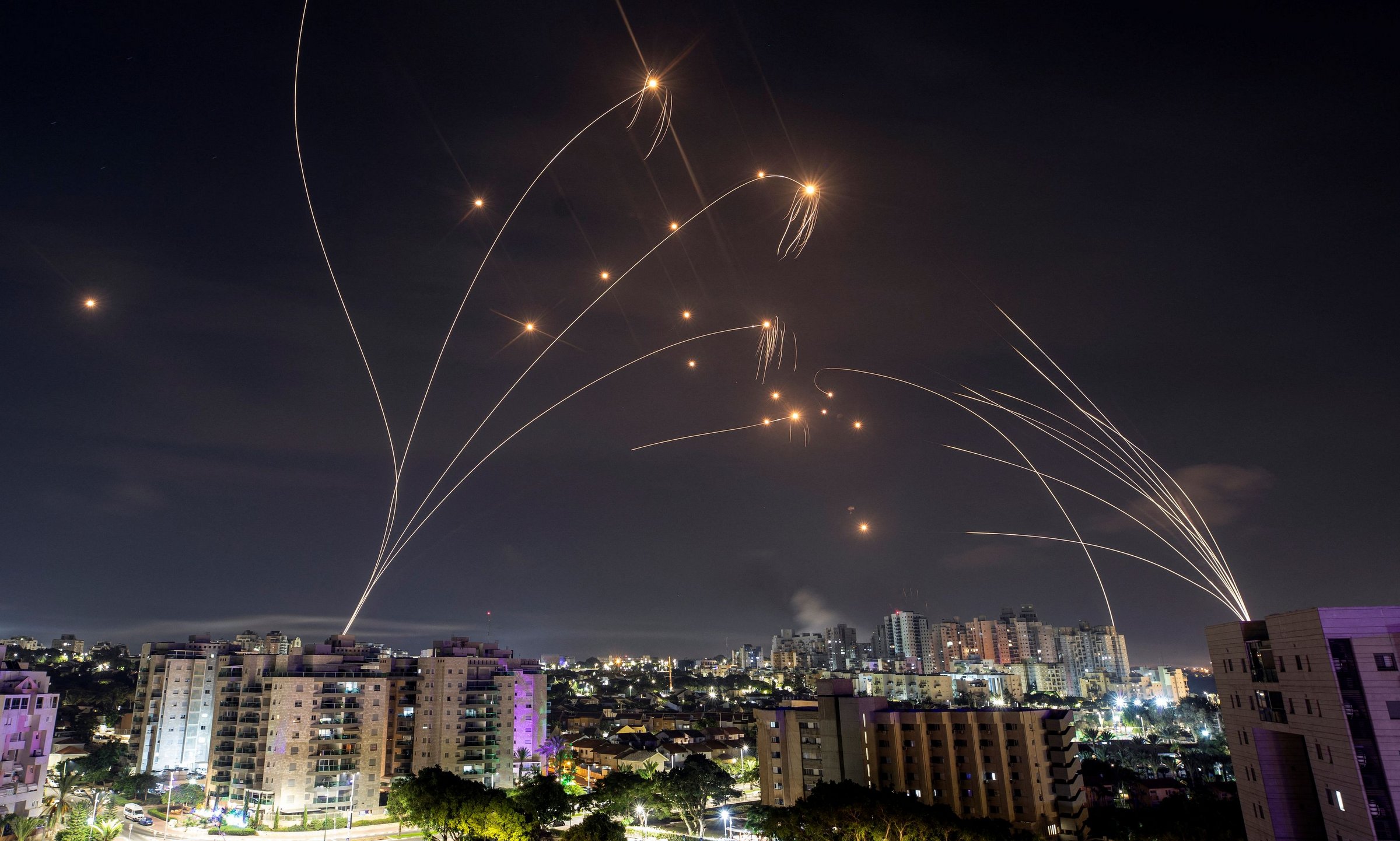 Hệ thống Iron Dome (trái) khai hỏa đánh chặn rocket của Hamas nhằm vào thành phố Ashkelon hôm 8/10. Ảnh: Reuters