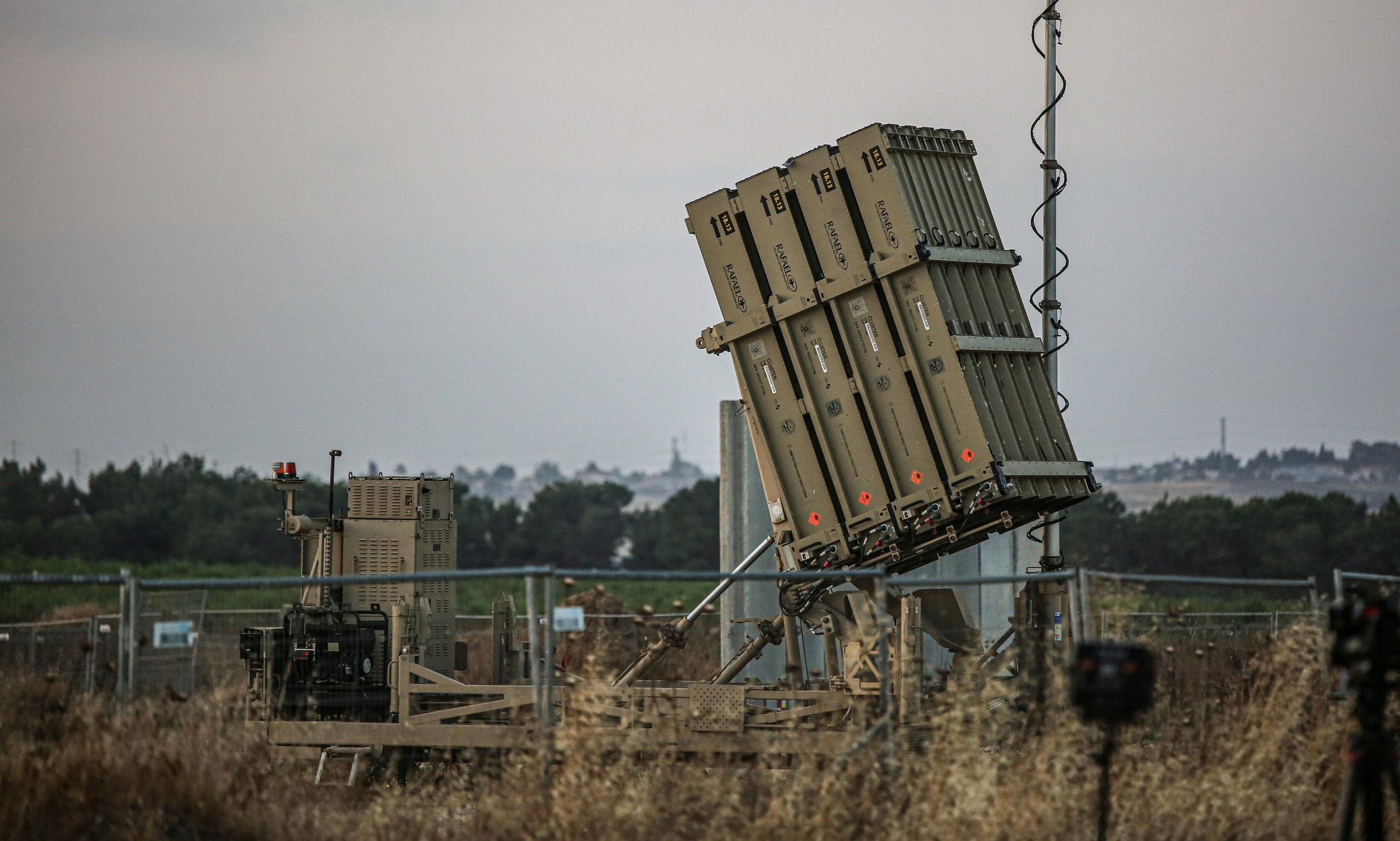 Bệ phóng thuộc hệ thống Vòm Sắt triển khai tại Sderot, Israel, hồi tháng 5. Ảnh: Reuters